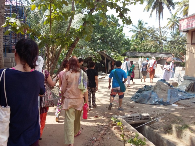 Vissza az ashramba a csoportos önkéntes munka után